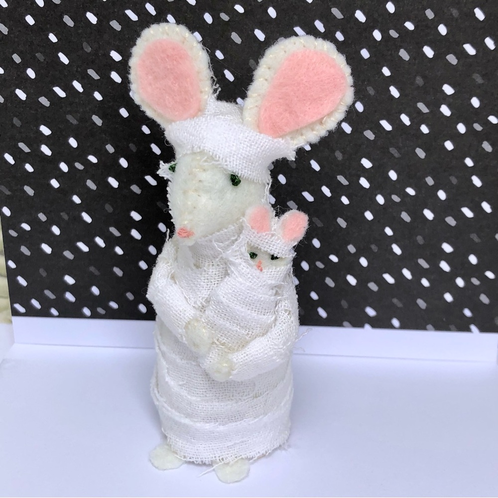 Mummy Mummy Mouse Felt Art Doll with baby Mummy cake topper hand-sewn - Picture 8 of 9